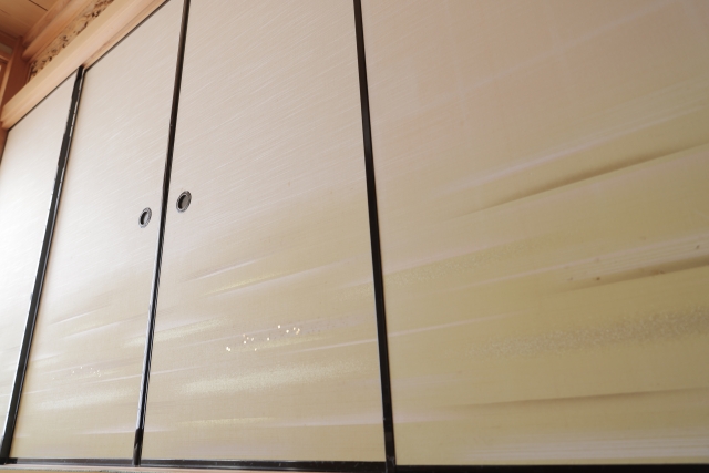襖は日常生活で頻繁に使われる建具のひとつであり、破れや穴などの小さな損傷も放置せず早めに対処することが、襖を長持ちさせるカギとなります