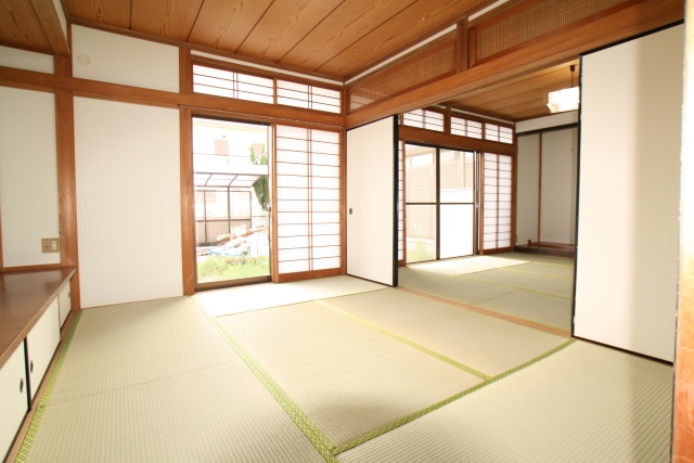 襖の張替えは、部屋の見た目を整えるだけではありません。美観、機能性、健康面といった幅広い側面から、住まい全体の快適さを維持するための大切なメンテナンスです。